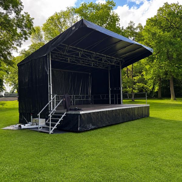 Podiumwagen 7,5m x 6m Podiumwagen 7,5m x 6m